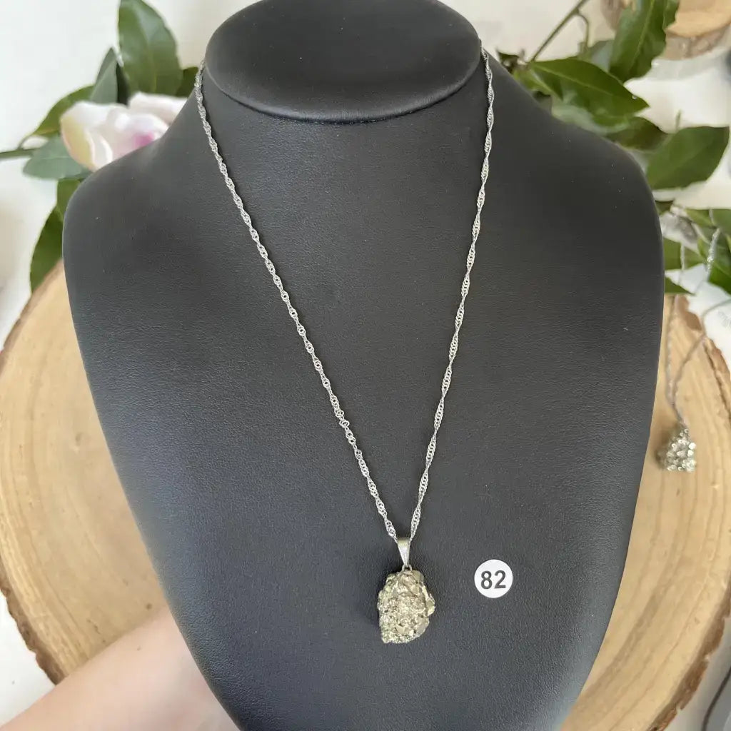 Pendentif Pyrite Brute sur un collier en argent avec un éclat naturel unique