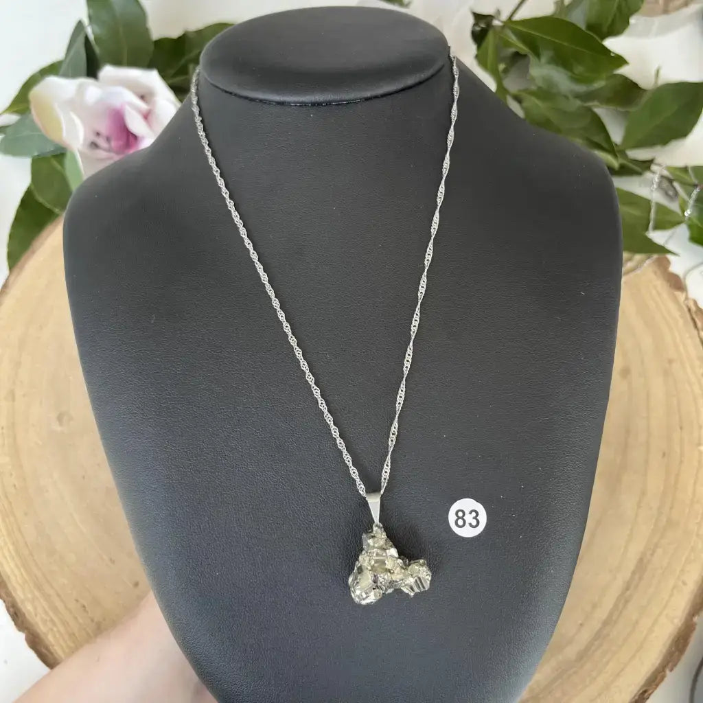 Pendentif Pyrite Brute sur chaîne en argent avec une finition brillante pour un look élégant