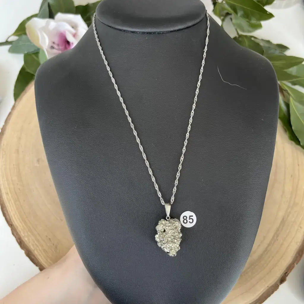 Pendentif Pyrite Brute sur chaîne argentée, élégant et naturel pour un style unique
