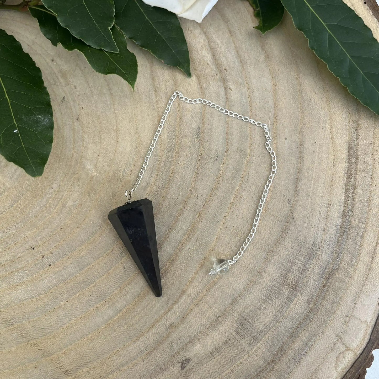 Pendule shungite en pierre naturelle noire avec chaîne argentée et perle de cristal pour protection et radiesthésie