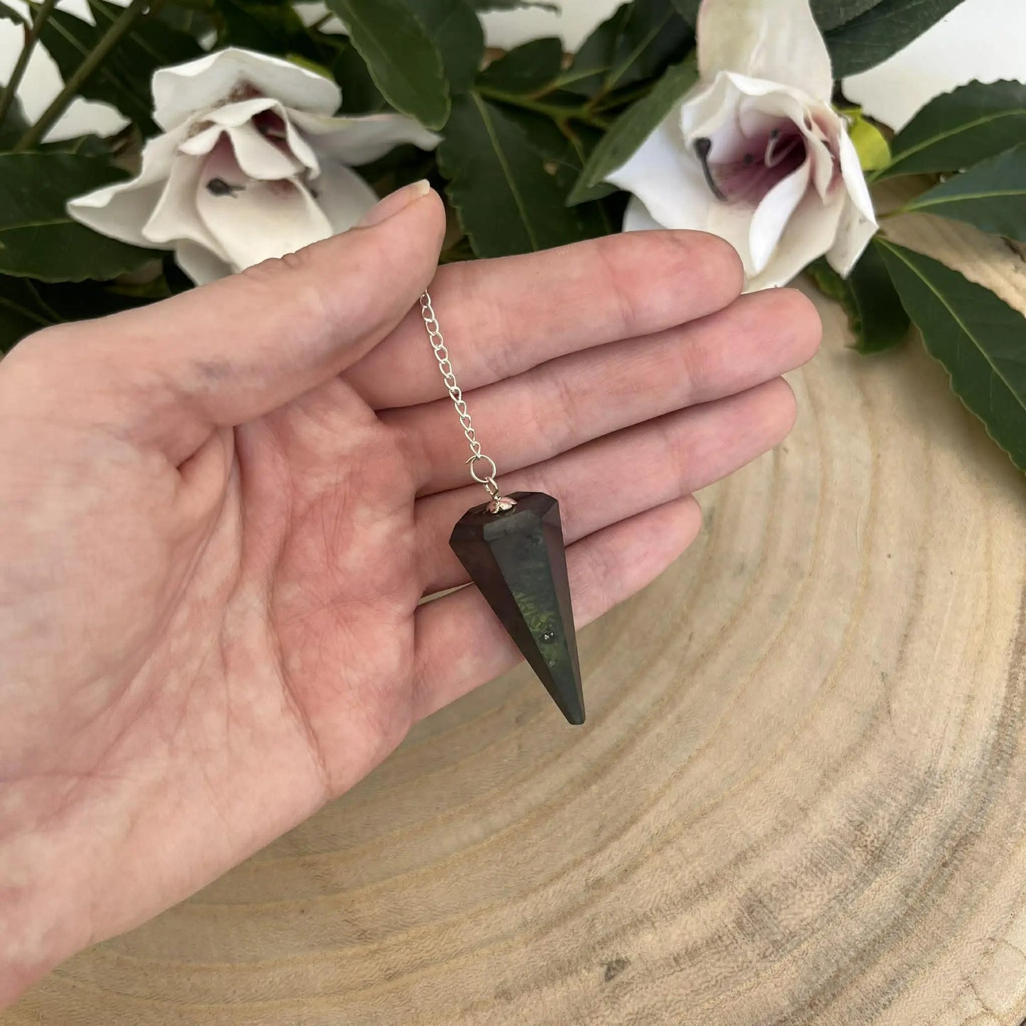 Pendule shungite en pierre naturelle vert foncé facettée suspendue à une chaîne argentée pour protection et radiesthésie