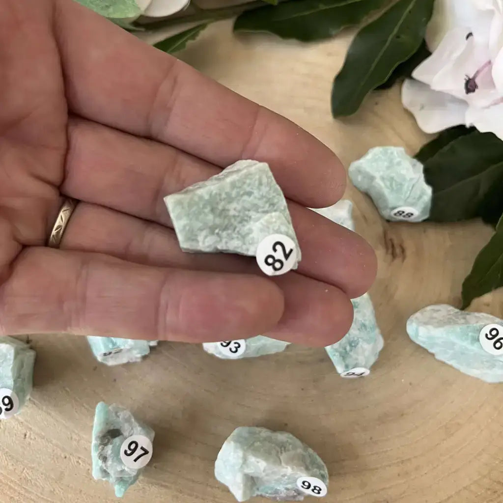 Pierre brute Amazonite Brésil, morceau vert tenu à la main, parfait pour la décoration ou la collection