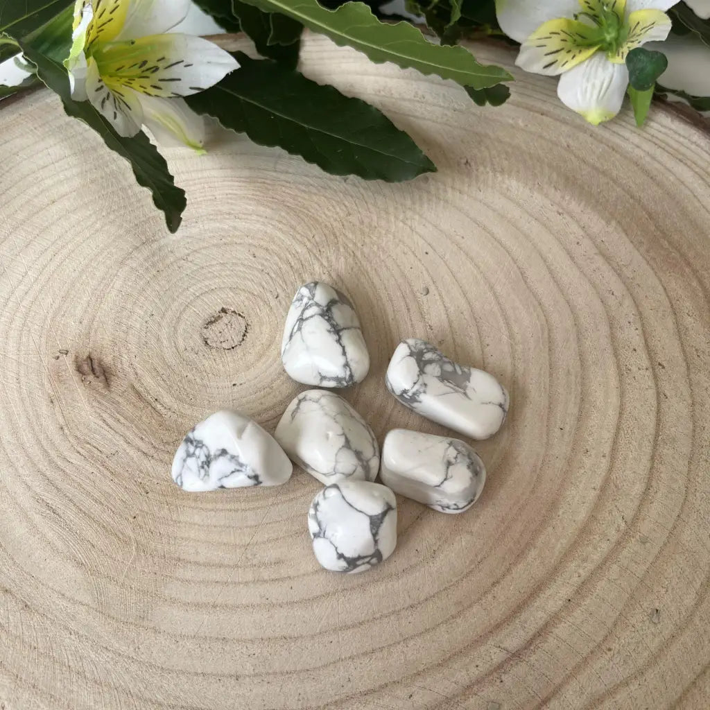 pierre howlite roulée sur plateau en bois