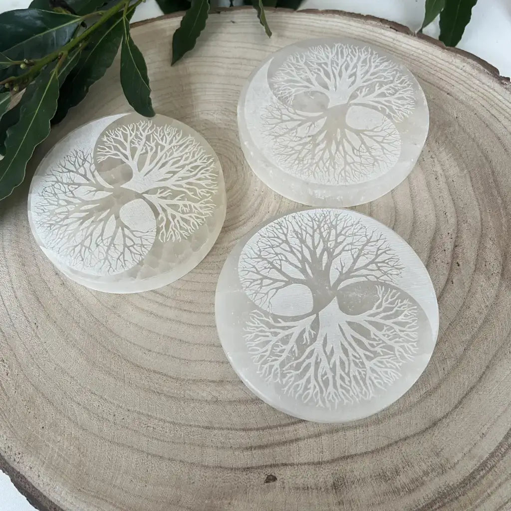 Plaque Arbre de Vie Ying et Yang en Sélénite avec motifs délicats sur fond naturel en bois