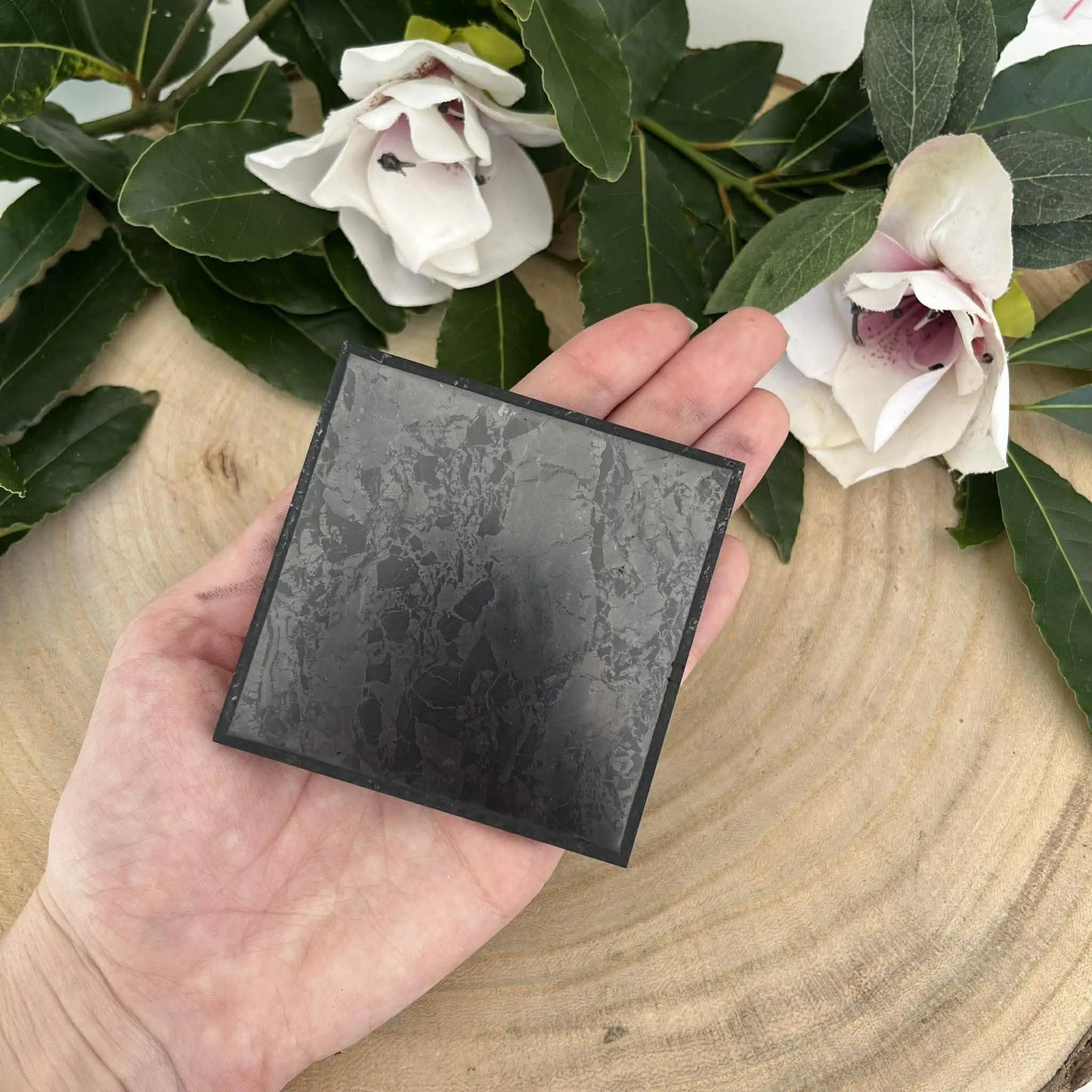 Plaque shungite protection de 80 mm avec surface marbrée texturée et cadre noir pour bouclier naturel contre ondes électromagnétiques