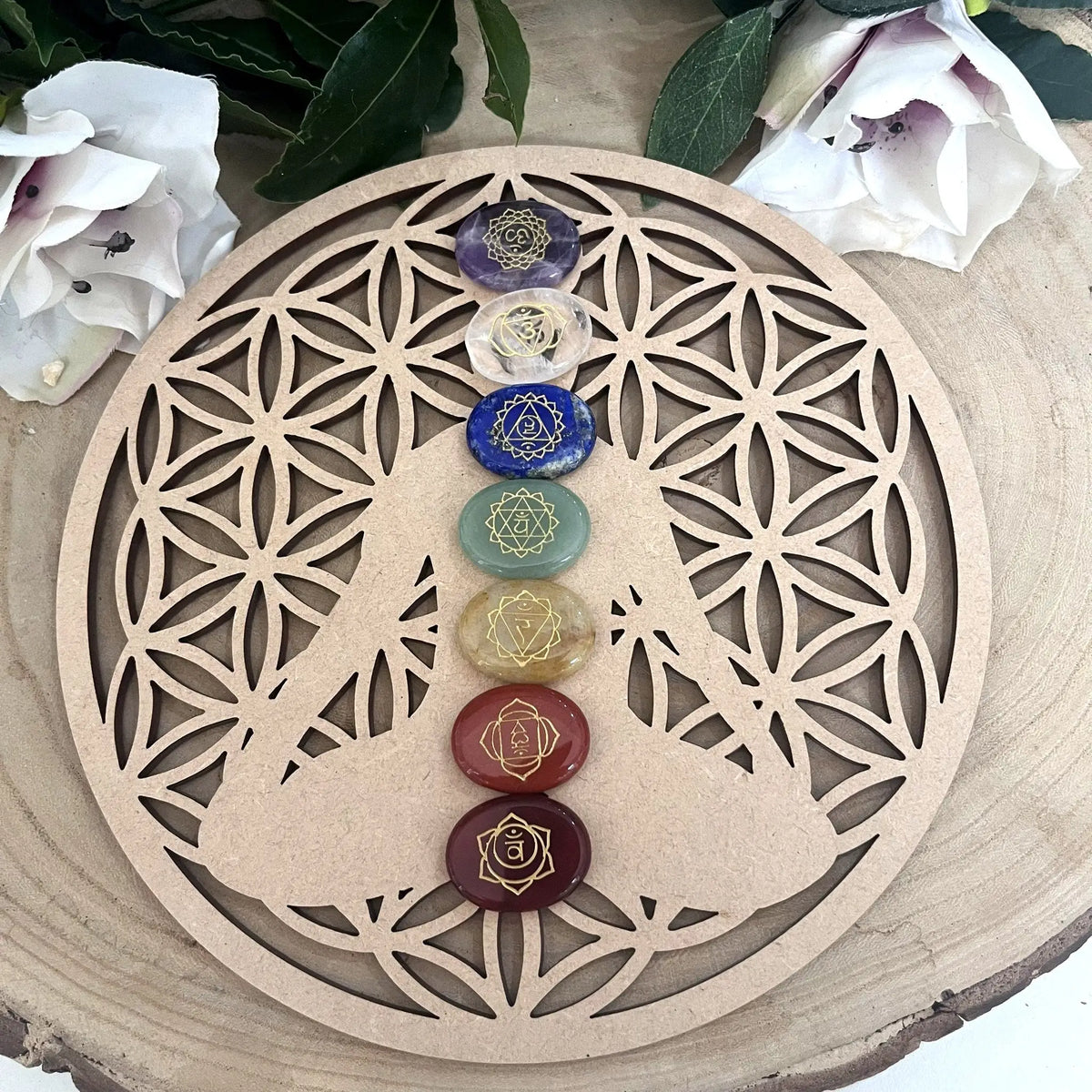 Plaque fleur de vie 7 chakras avec ses 7 pierres gravées alignées