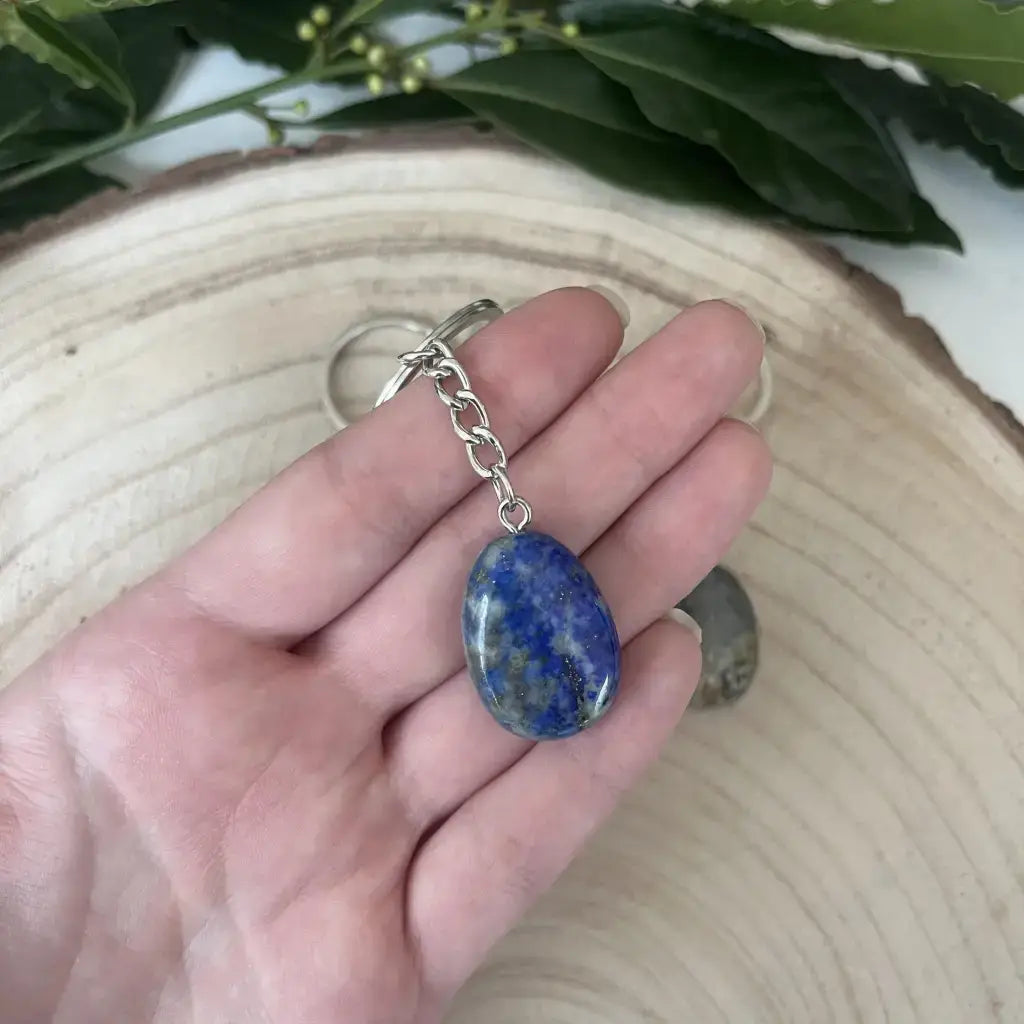 Porte clé Lapis Lazuli Naturel avec un pendentif bleu sur une chaîne en métal, parfait pour un usage quotidien