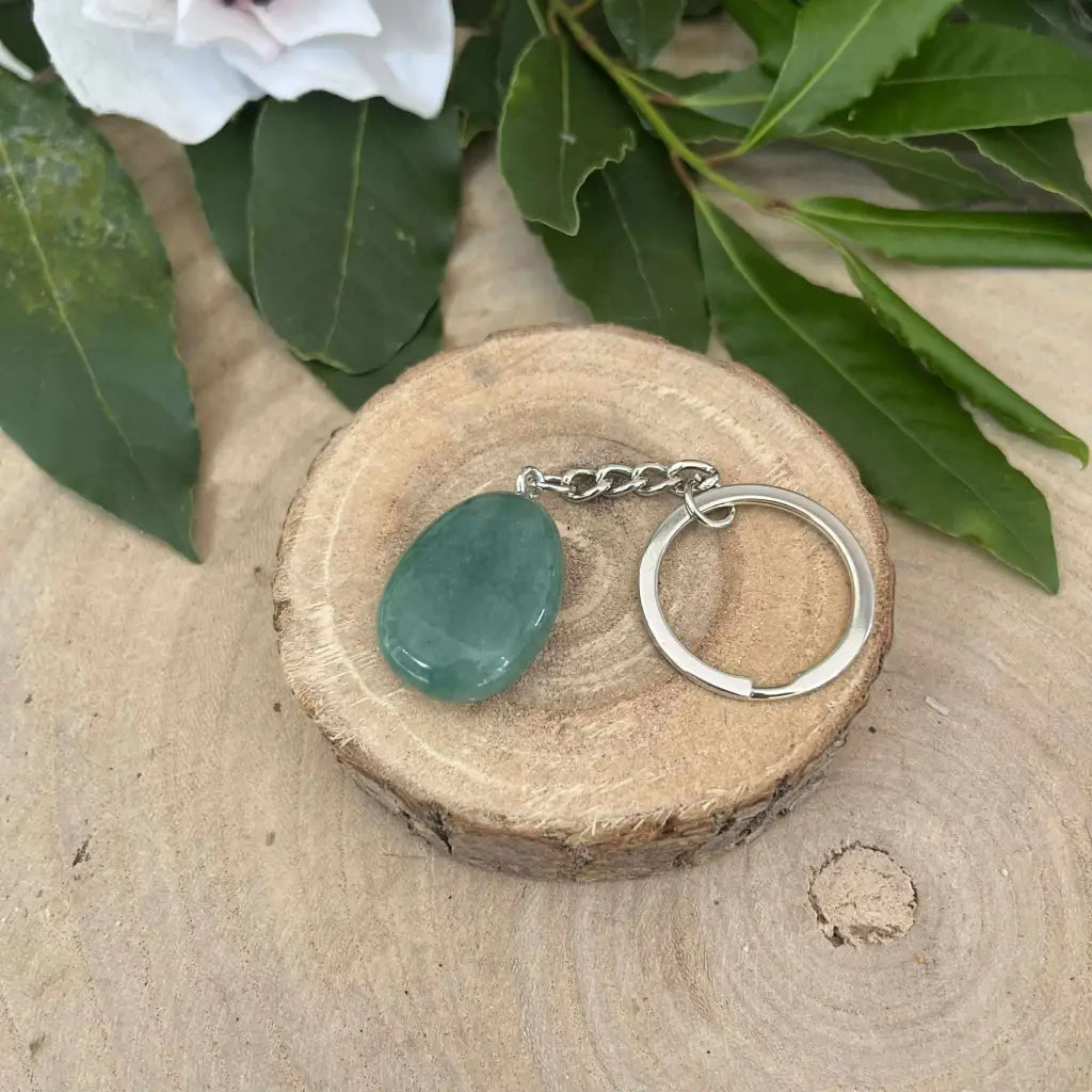 Porte-clés en Aventurine Verte sur un support en bois naturel, parfait pour les amateurs de pierres semi-précieuses