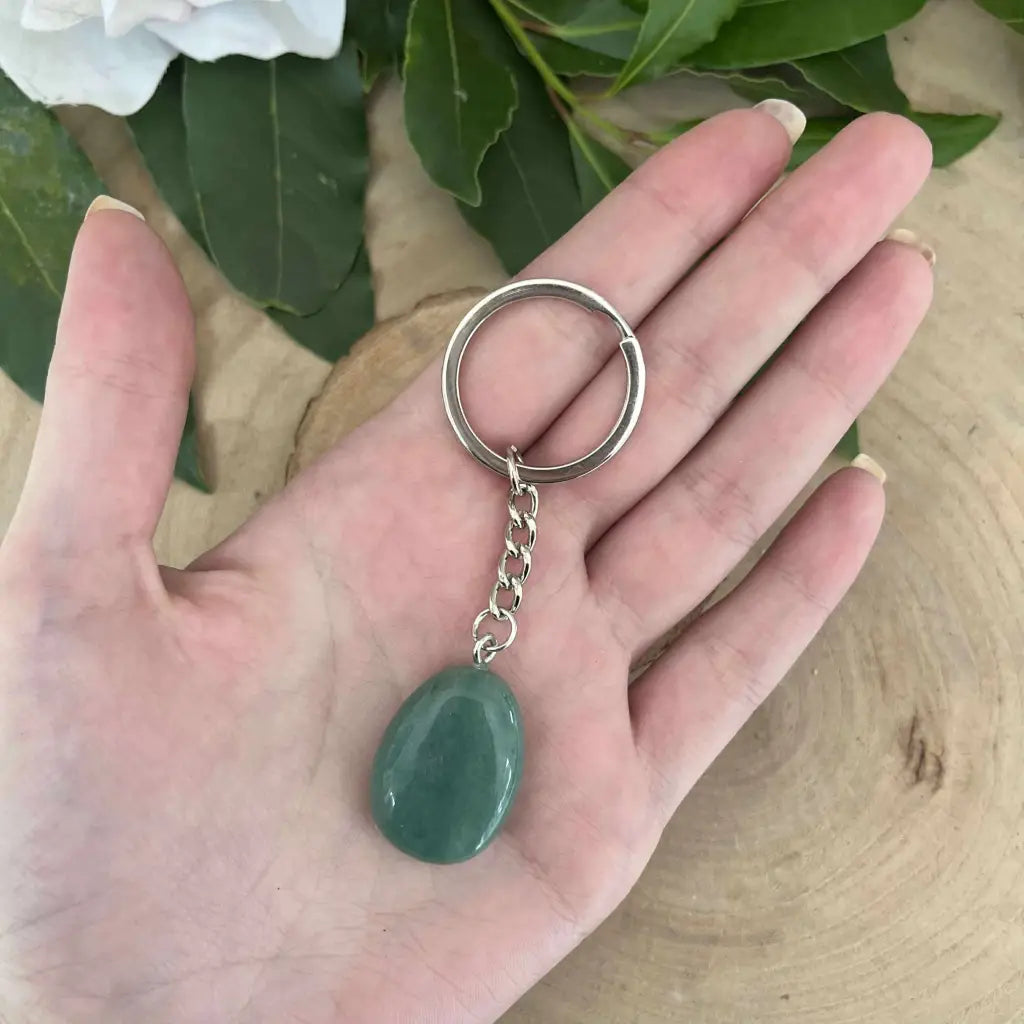 Porte-clés en Aventurine Verte avec un élégant motif oval sur une main