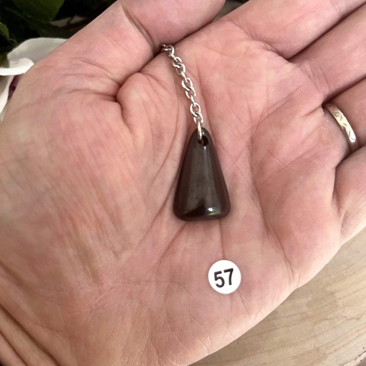 Porte-clés en shungite n°57 tenu dans la main