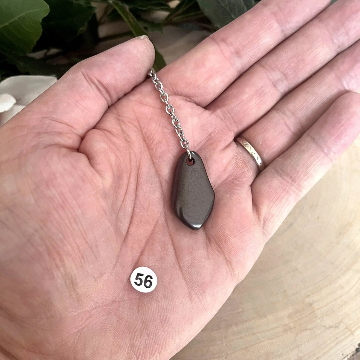 Porte-clés en shungite n°56 tenu dans la main