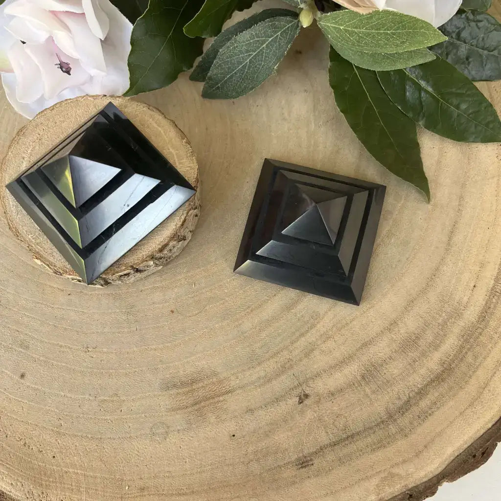 Plaque de protection Aura de Roche en forme de pyramide shungite Méditation sur une surface en bois naturel