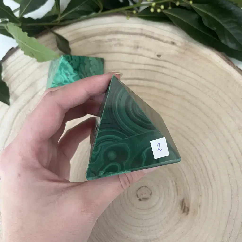 Pyramide de Malachite en pierre roulée avec motifs verts profondeurs, parfaite pour la décoration ou la méditation