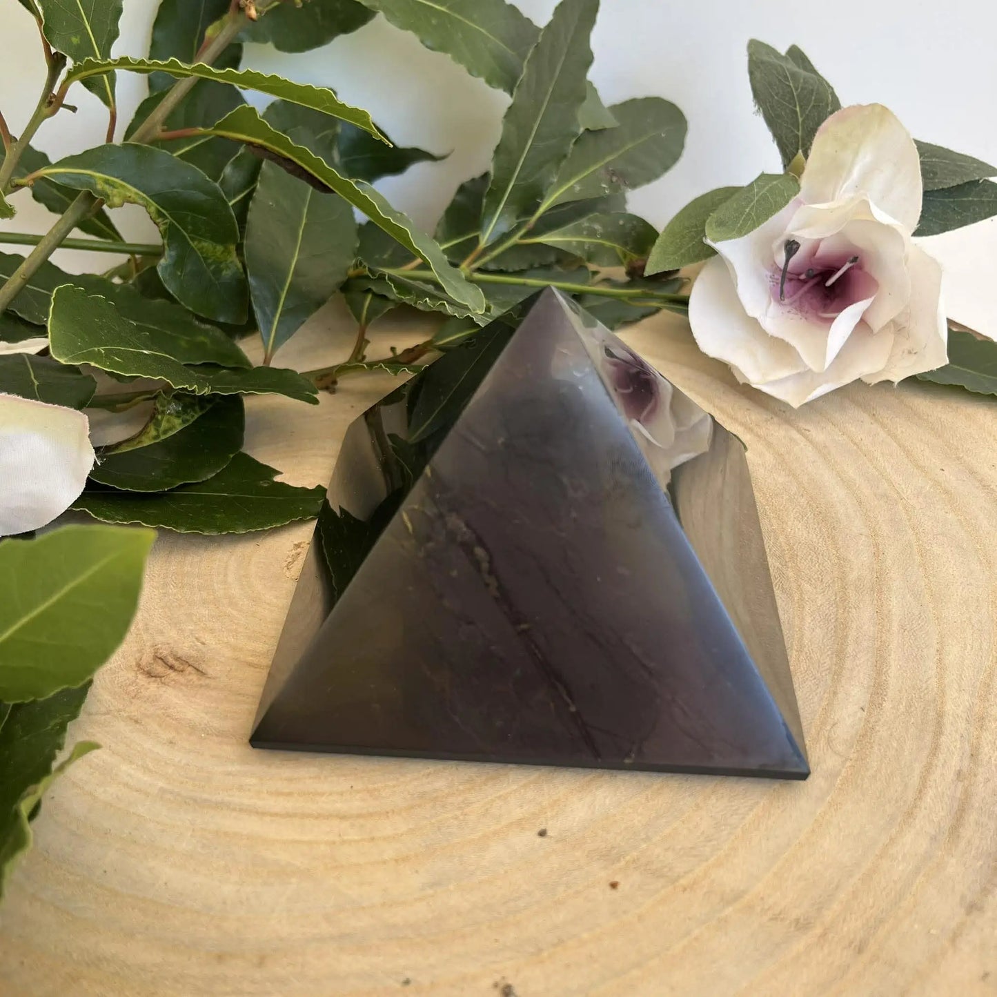 Pyramide de shungite gris foncé poli avec veines subtiles pour shungite protection contre les ondes nocives