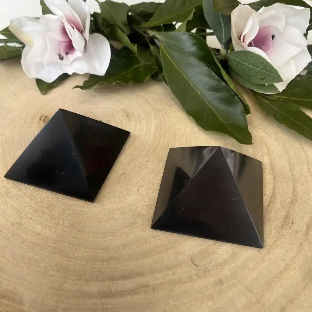 Pyramide de shungite protection en noir pour harmoniser votre espace et absorber les énergies négatives