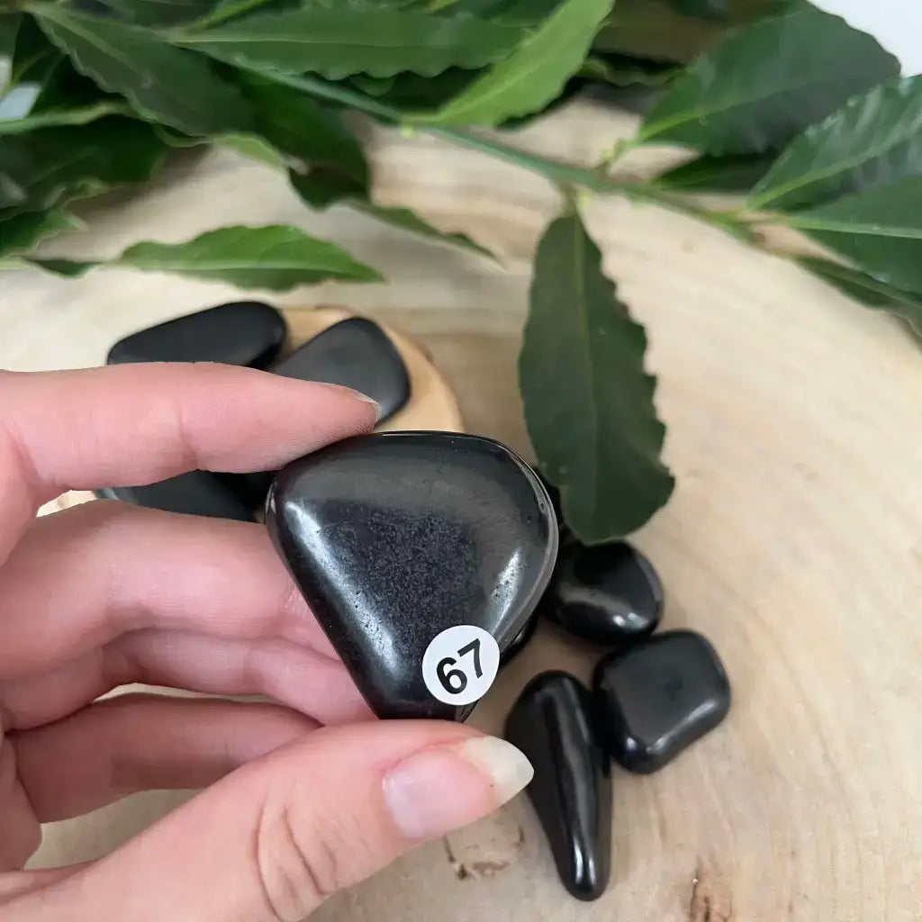 Pyramide en pierre Shungite Pierre Roulée Naturelle avec un aspect lisse et brillant